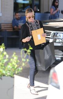 Cat Deeley feet photo thumbnail