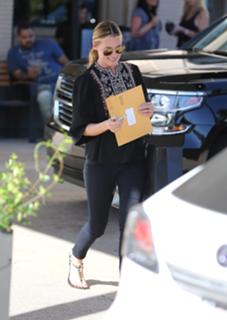 Cat Deeley feet photo thumbnail