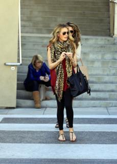 Cat Deeley feet photo thumbnail