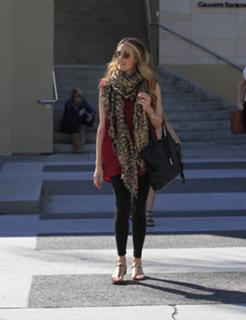 Cat Deeley feet photo thumbnail