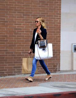 Cat Deeley feet photo thumbnail