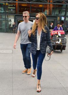 Cat Deeley feet photo thumbnail