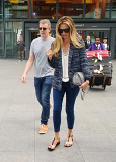 Cat Deeley feet photo thumbnail