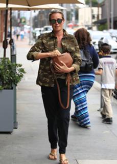 Cat Deeley feet photo thumbnail