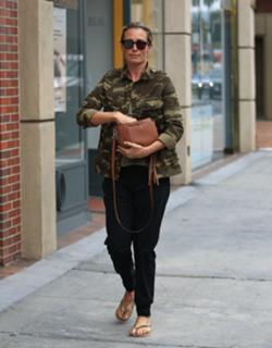 Cat Deeley feet photo thumbnail