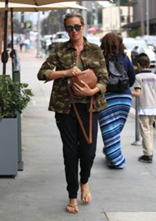 Cat Deeley feet photo thumbnail