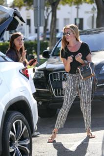 Cat Deeley feet photo thumbnail