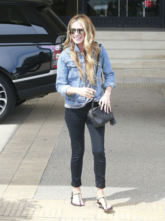Cat Deeley feet photo thumbnail
