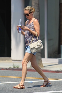 Cat Deeley feet photo thumbnail