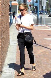 Cat Deeley feet photo thumbnail