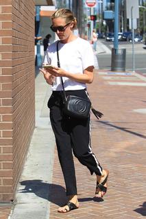 Cat Deeley feet photo thumbnail