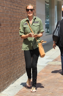 Cat Deeley feet photo thumbnail