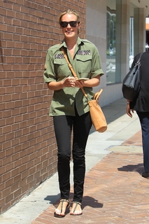 Cat Deeley feet photo thumbnail