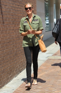 Cat Deeley feet photo thumbnail
