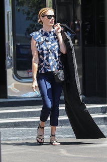 Cat Deeley feet photo thumbnail