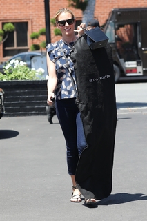 Cat Deeley feet photo thumbnail