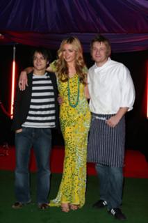 Cat Deeley feet photo thumbnail