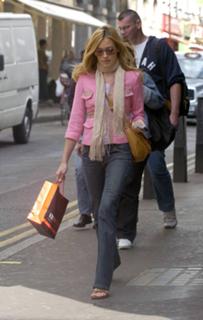 Cat Deeley feet photo thumbnail