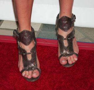 Cat Deeley feet photo thumbnail