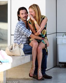 Cat Deeley feet photo thumbnail