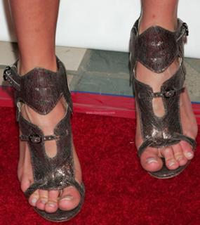 Cat Deeley feet photo thumbnail