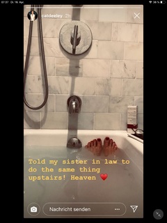 Cat Deeley feet photo thumbnail