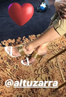 Cat Deeley feet photo thumbnail