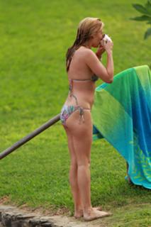 Cat Deeley feet photo thumbnail