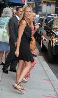 Cat Deeley feet photo thumbnail