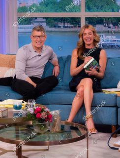 Cat Deeley feet photo thumbnail