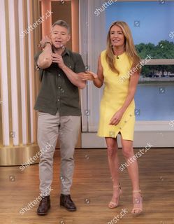 Cat Deeley feet photo thumbnail