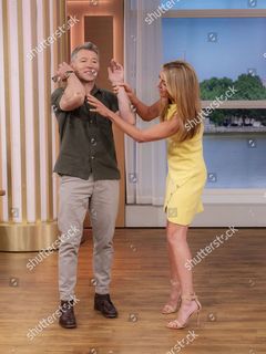 Cat Deeley feet photo thumbnail