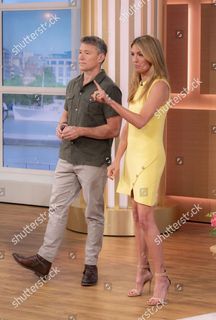 Cat Deeley feet photo thumbnail