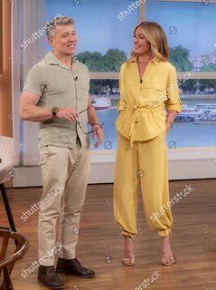 Cat Deeley feet photo thumbnail