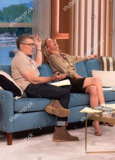 Cat Deeley feet photo thumbnail