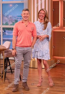 Cat Deeley feet photo thumbnail