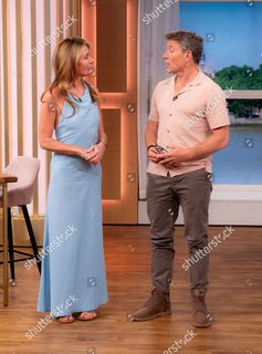 Cat Deeley feet photo thumbnail