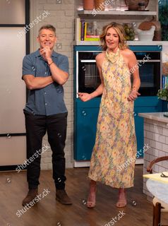 Cat Deeley feet photo thumbnail