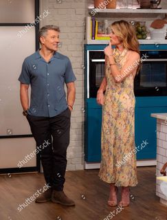 Cat Deeley feet photo thumbnail