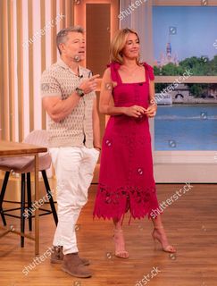 Cat Deeley feet photo thumbnail