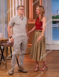 Cat Deeley feet photo thumbnail