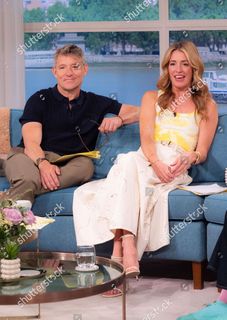 Cat Deeley feet photo thumbnail