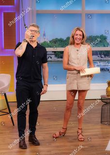 Cat Deeley feet photo thumbnail