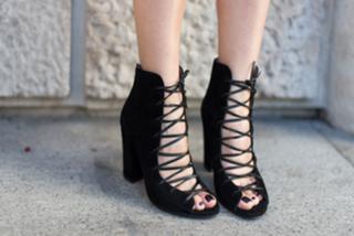 Catalina Grama feet photo 10