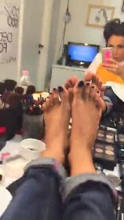 Caterina Balivo feet photo thumbnail