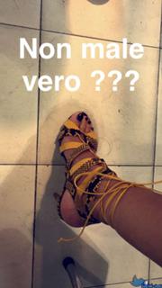 Caterina Balivo feet photo thumbnail