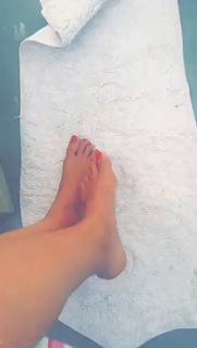 Caterina Balivo feet photo thumbnail