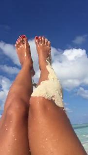 Caterina Balivo feet photo thumbnail