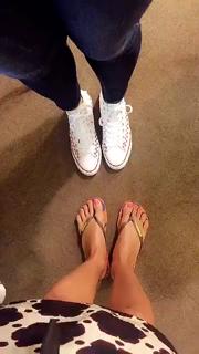 Caterina Balivo feet photo thumbnail