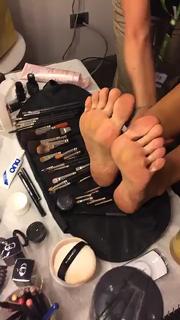 Caterina Balivo feet photo thumbnail